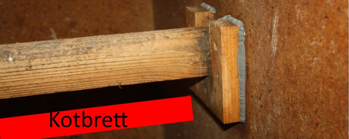 Das Kotbrett unter den Sitzstangen